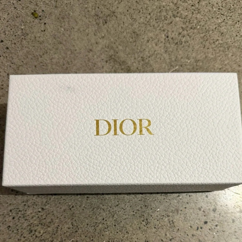 New w/ Tags Dior DiorSignature B8U 53MM Butterfly Sunglasses in White - Picture 6 of 7
